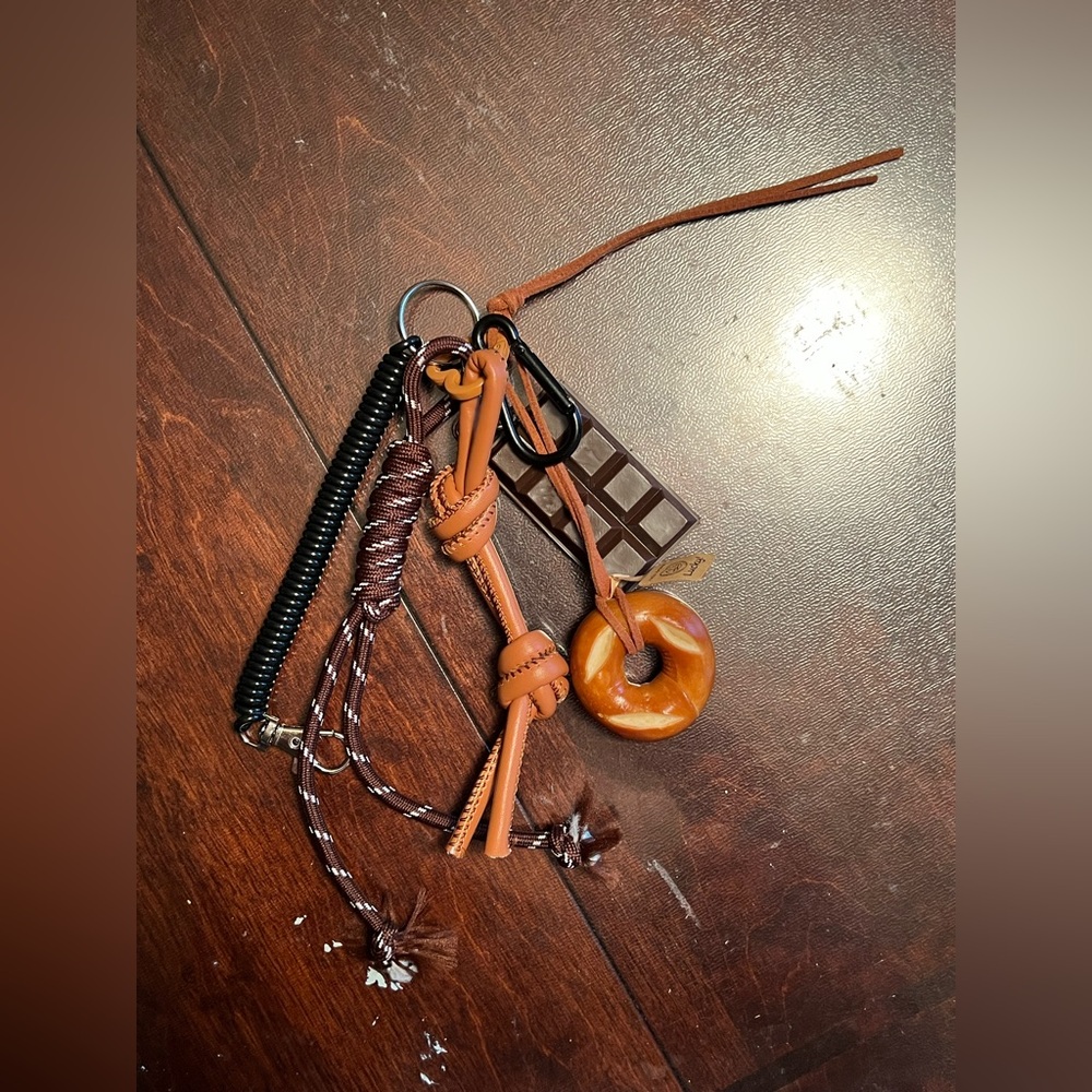 noirvere bag charm - brown chocolate bagel